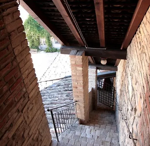 费利诺城堡乡村民宿 *